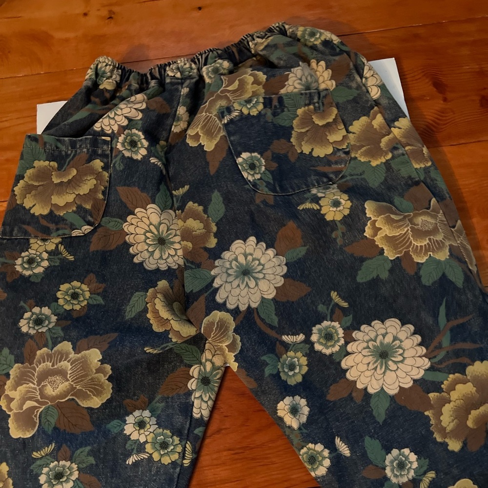 Cute floral heavy denim pants.